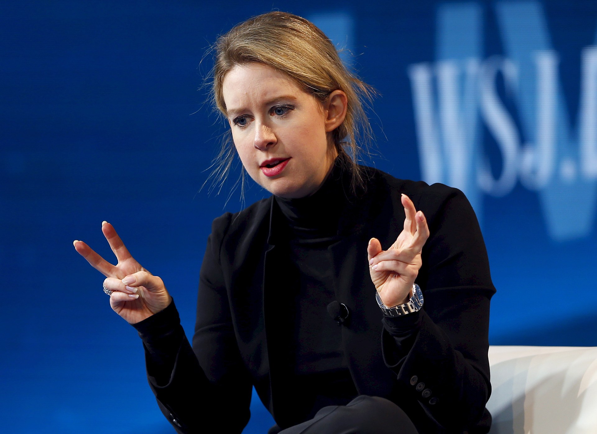 Elizabeth Holmes : l’escroc de la Silicon Valley en tailleur et talons aiguilles