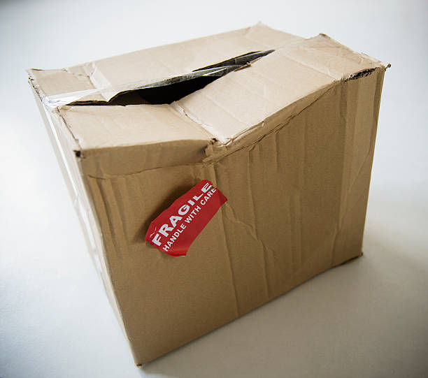 Carton de déménagement avec une étiquette fragile
