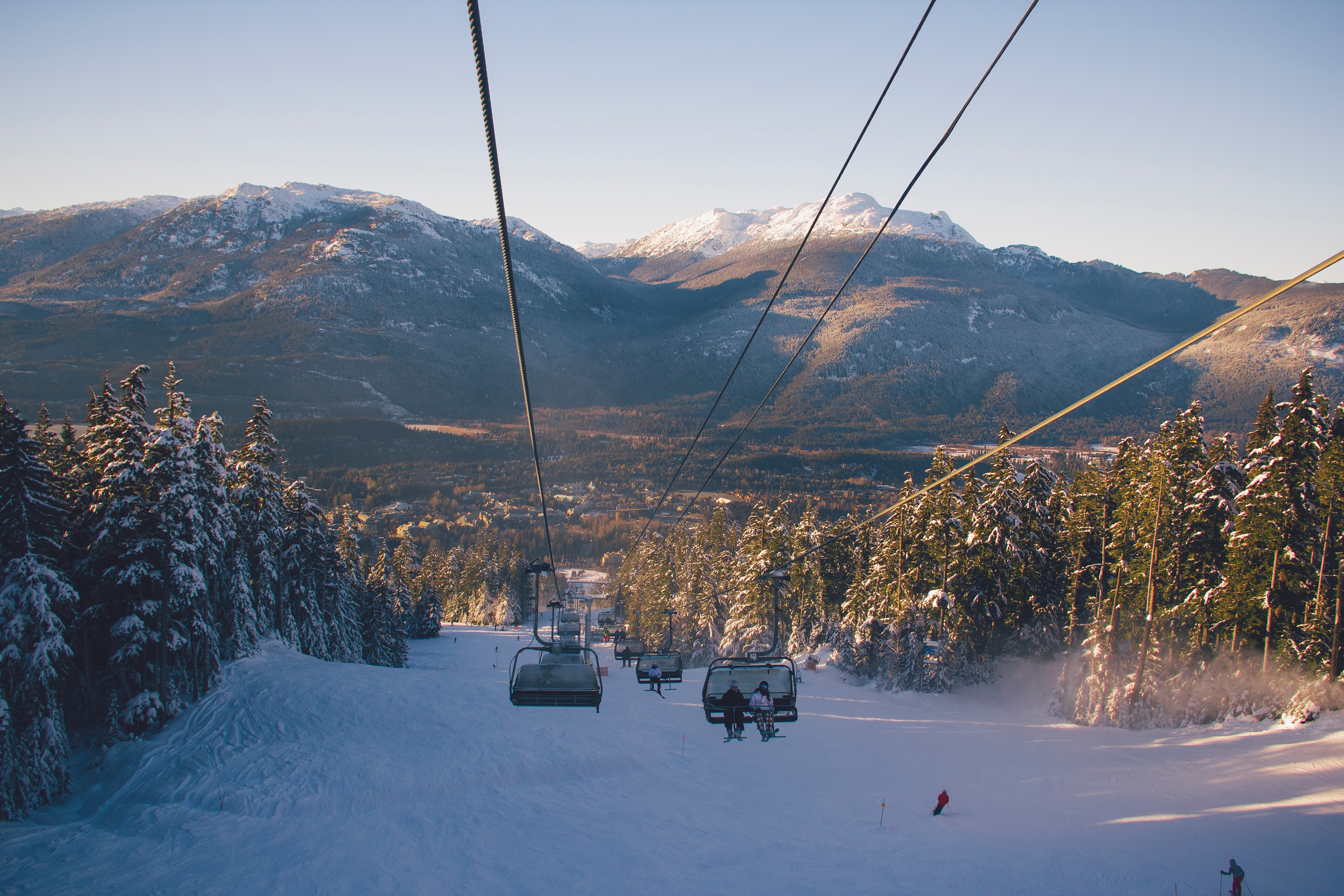 Remontée mécanique dans une station de ski