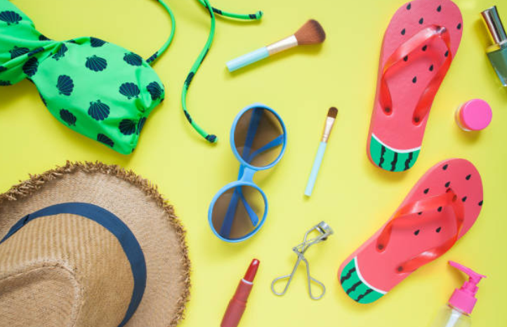 flatlay-vacances-voyage-tongs-lunettes-soleil-chapeau-maillot-bain-maquillage