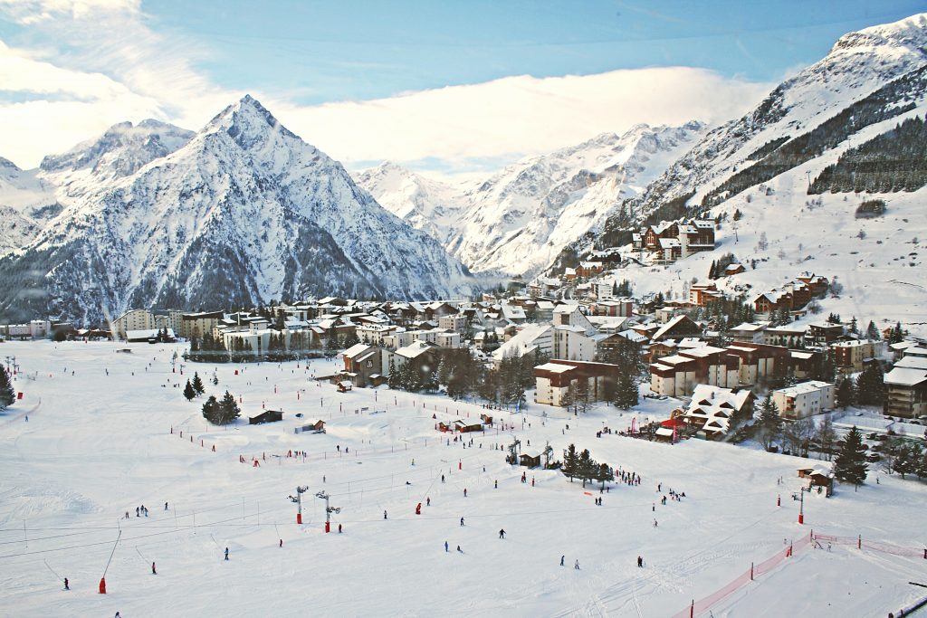 Village sous la neige montagne Alpes