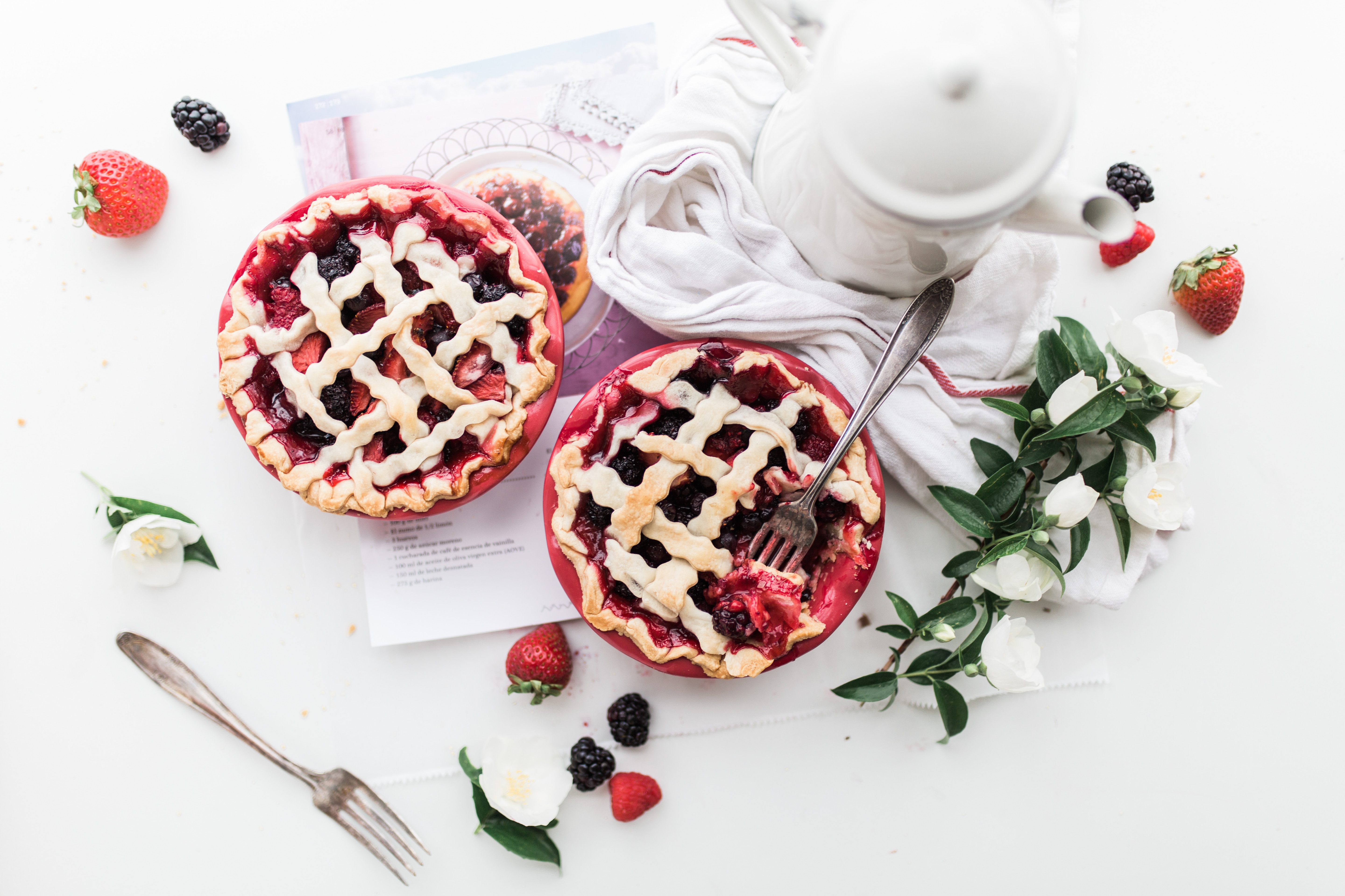 Tartelettes aux fruits avec théière blanche