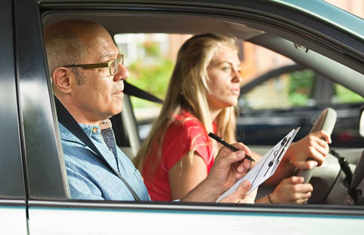 examen-permis-de-conduire-voiture-examinateur-jeune-fille-blonde