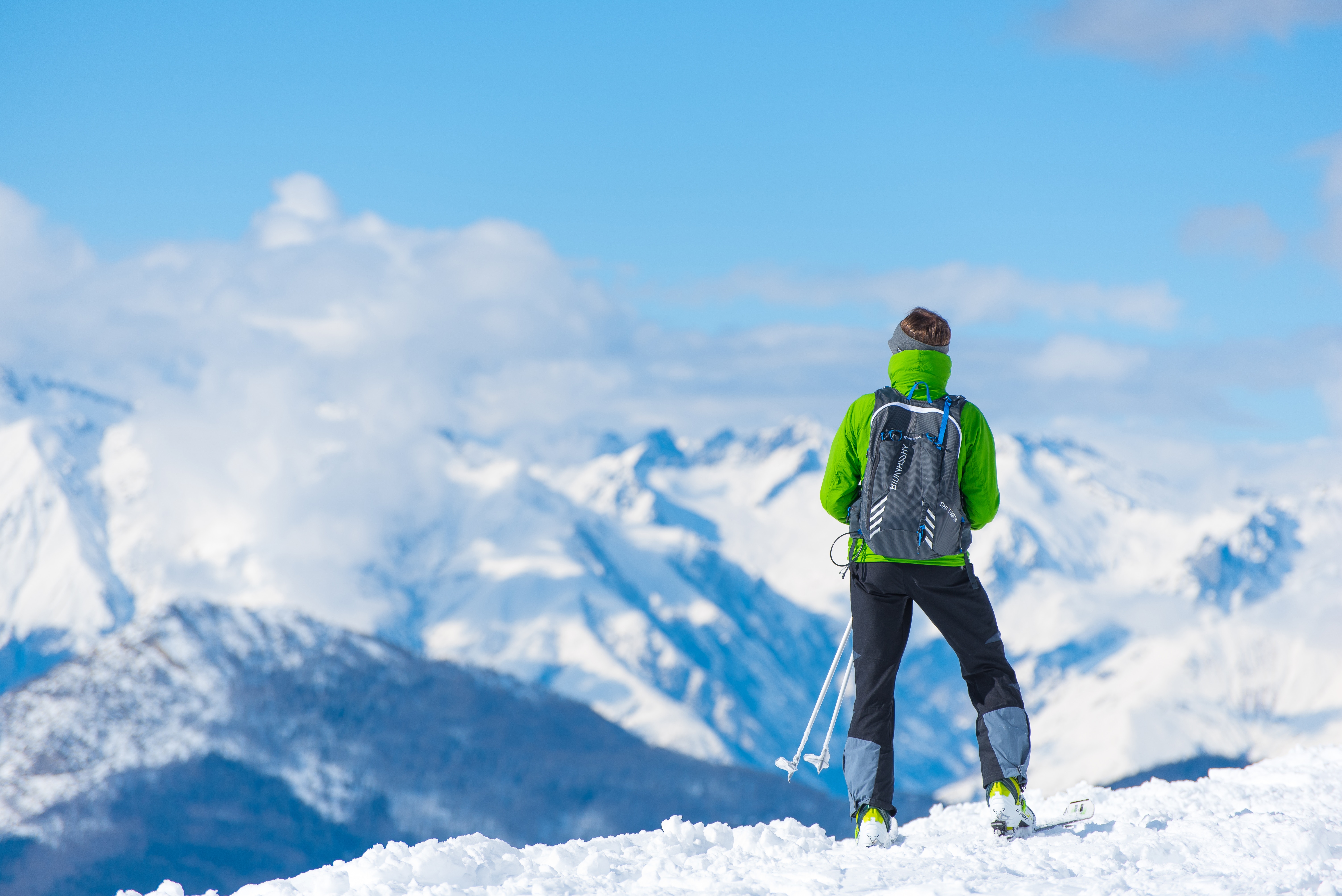 Skieur en train de contempler les montagnes