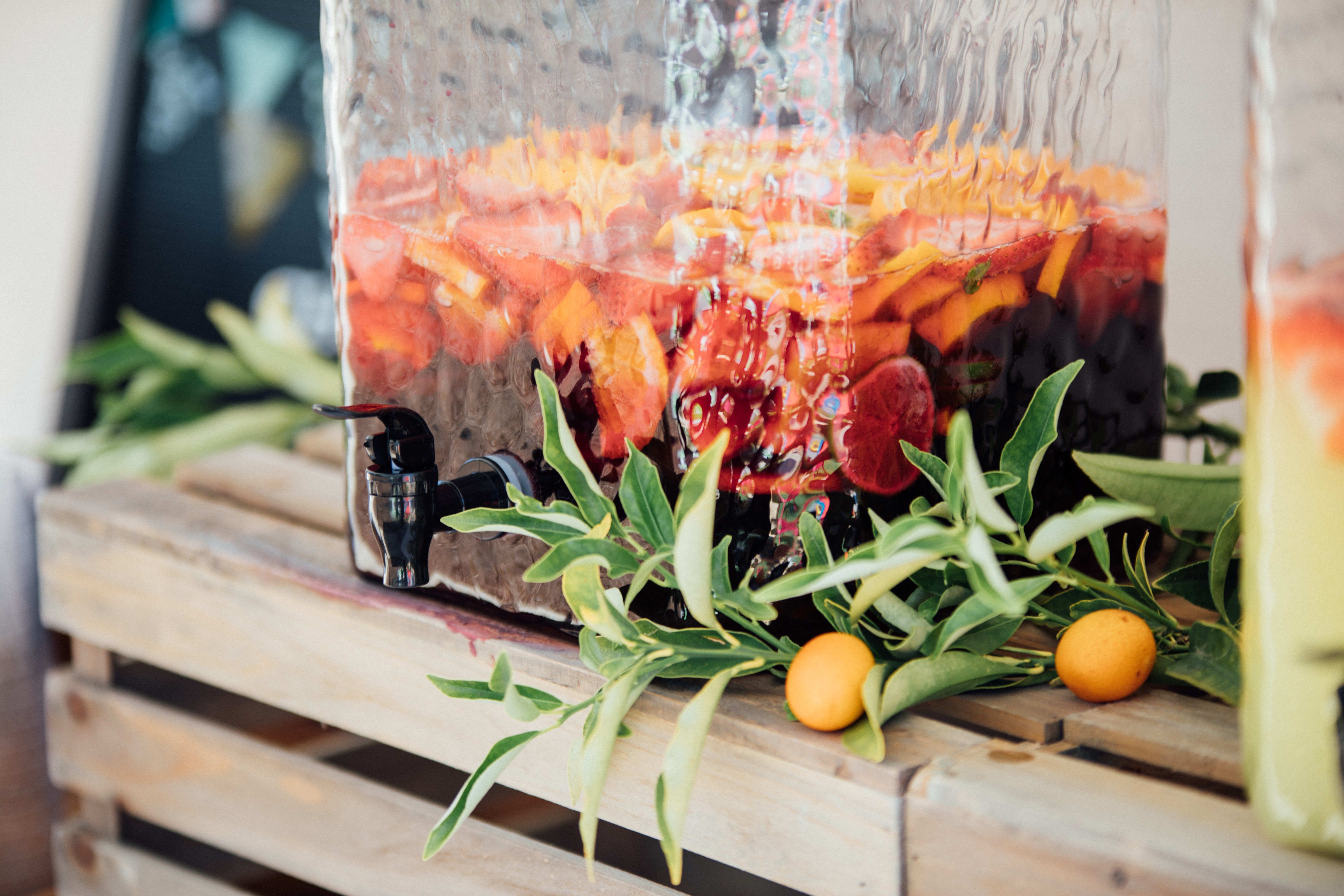 Grand récipient de punch avec des oranges