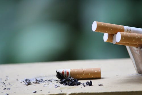 Mégots de cigarette dans un cendrier