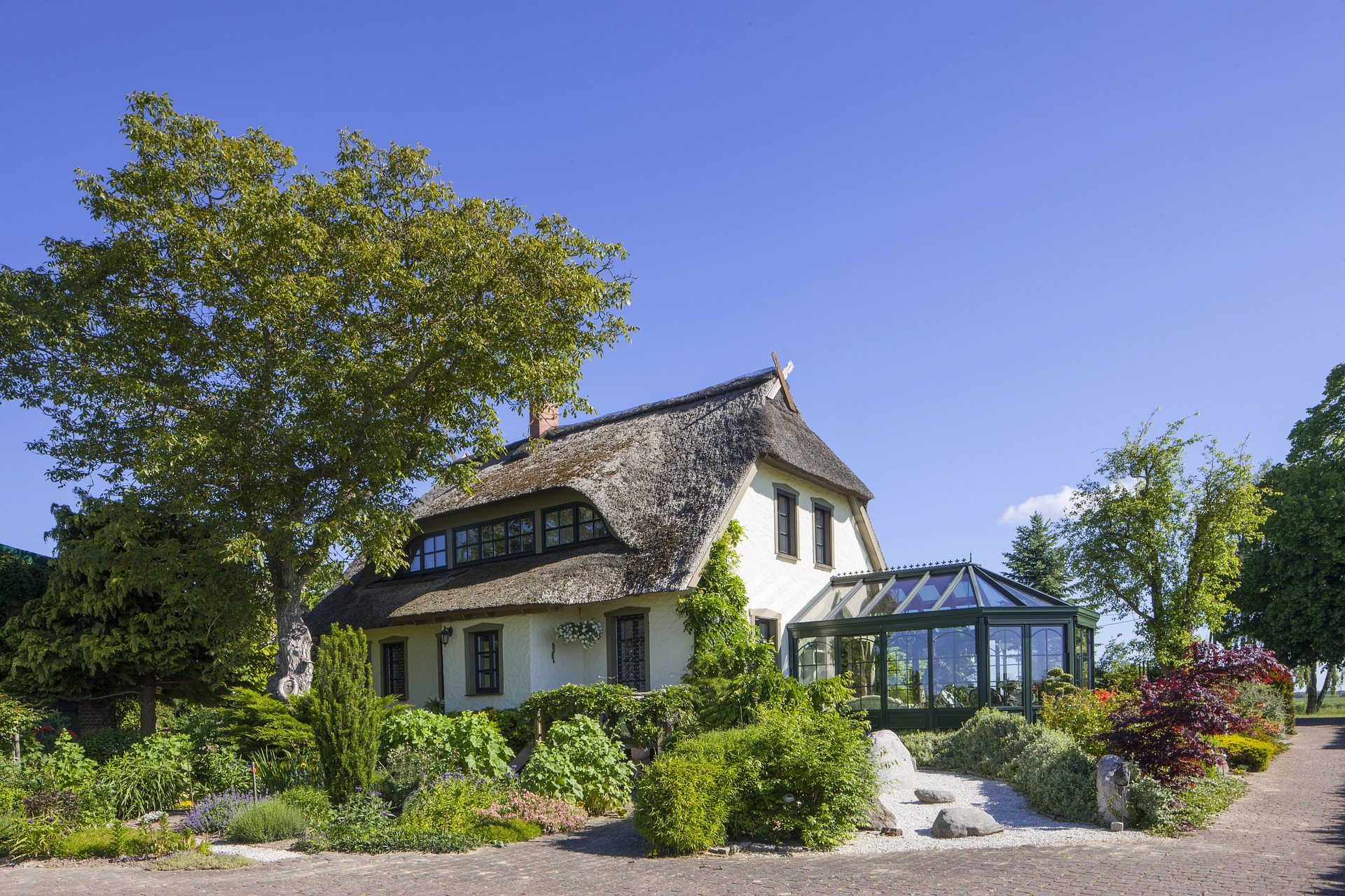 maison traditionnelle avec une véranda à chevrons