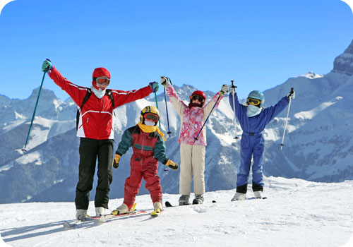 famille au ski qui prend la pose pour une photo