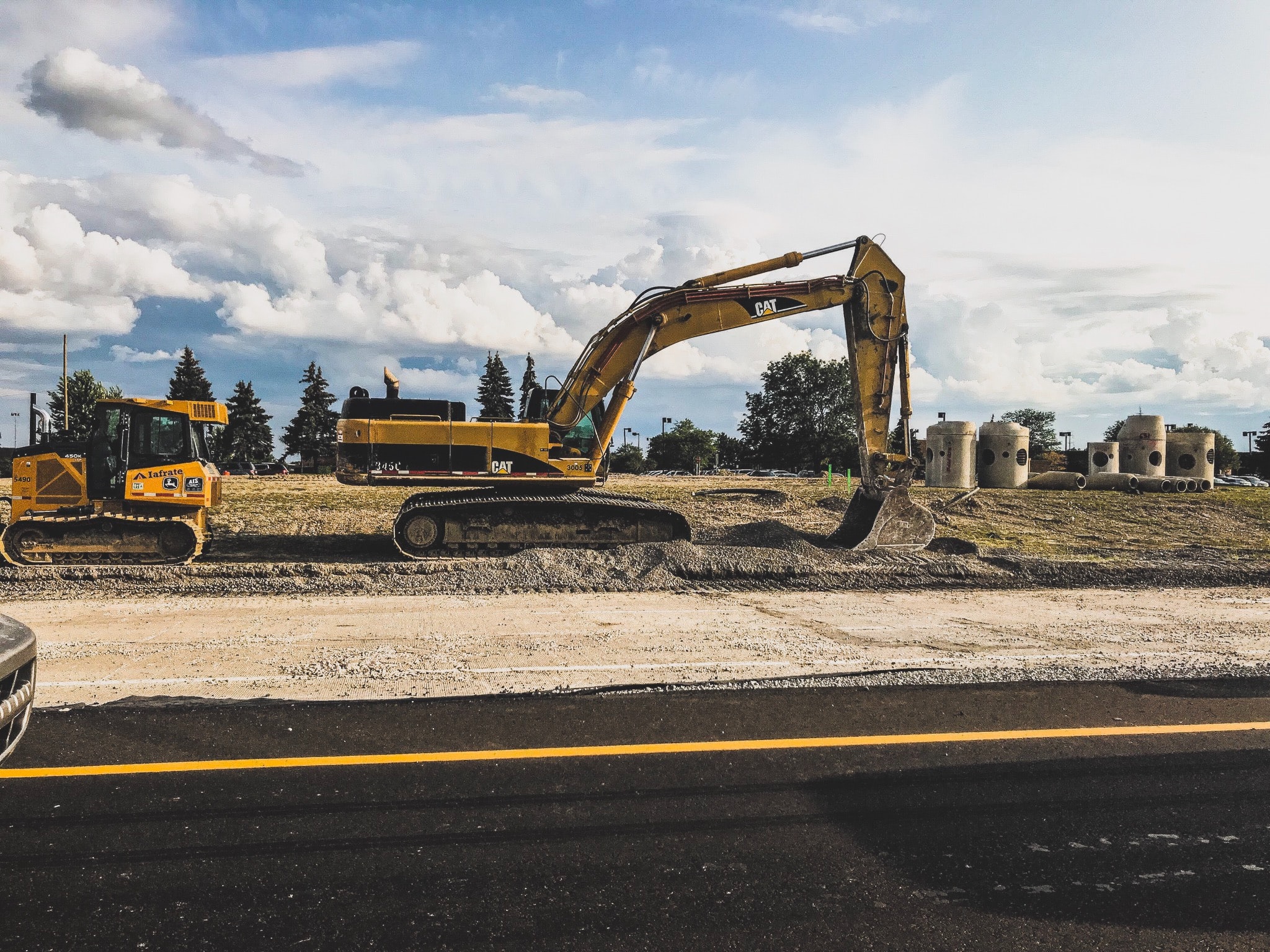 Une pelleteuse jaune sur le bord de la route