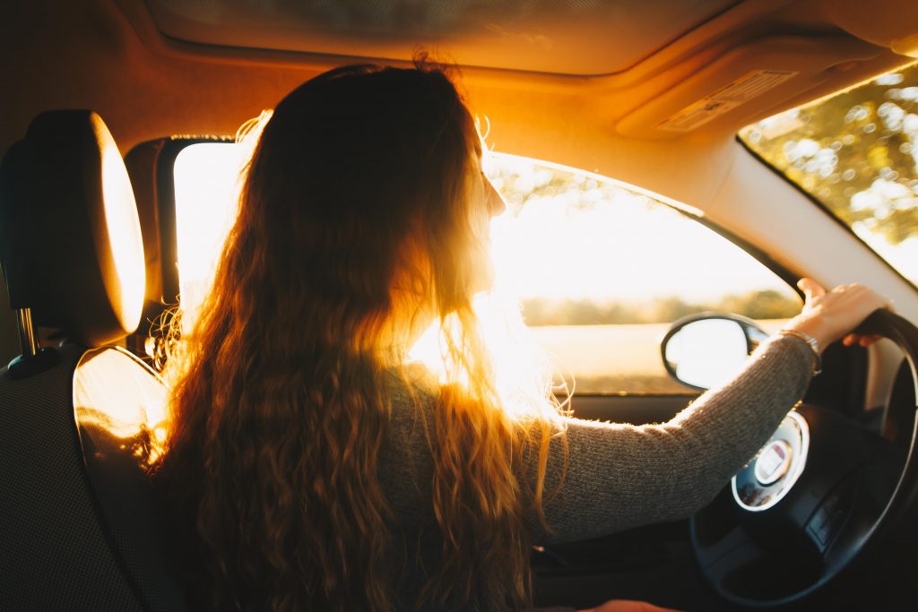 jeune femme conduisant