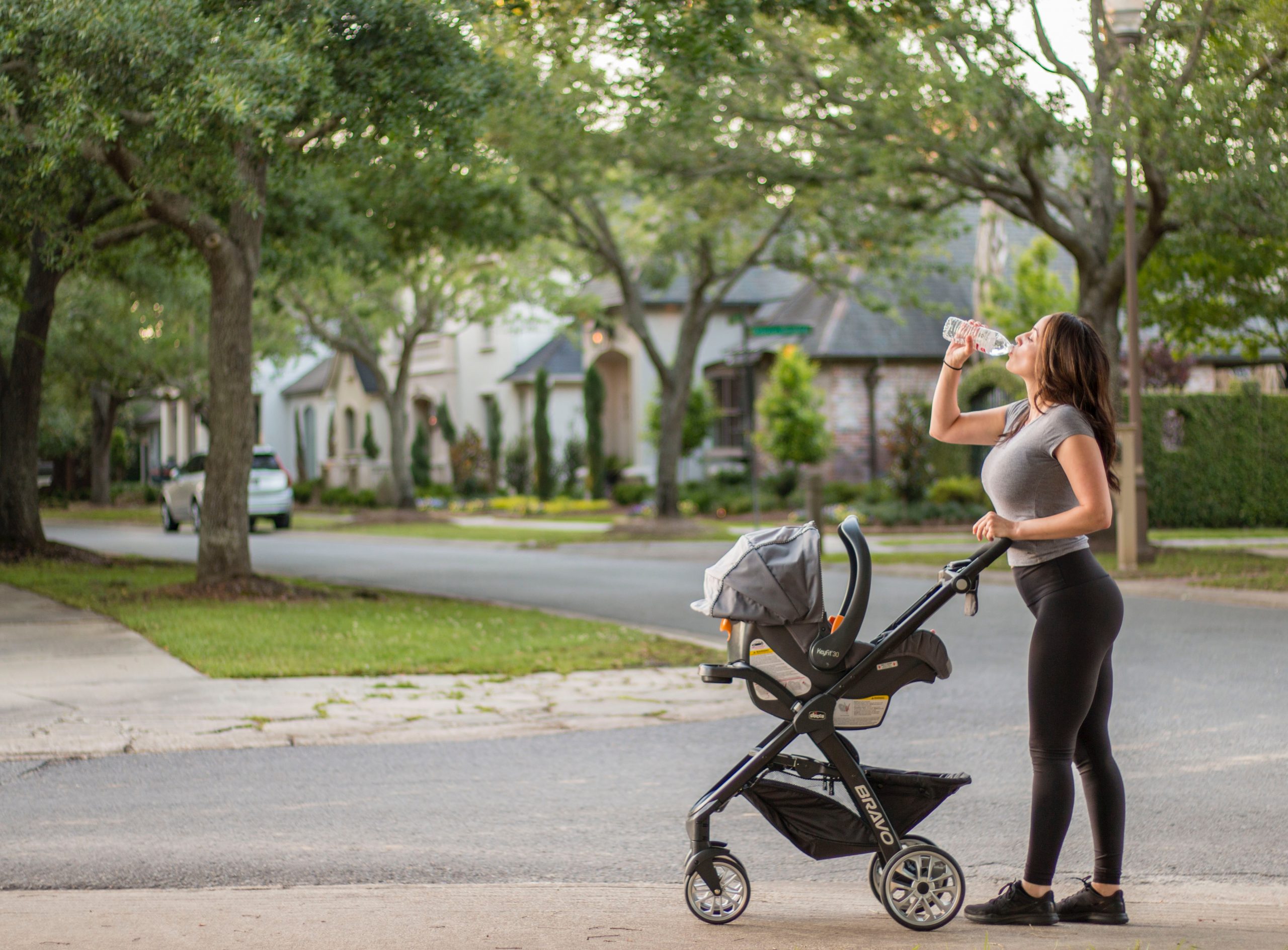 Jeune maman qui fait du jogging avec son bébé dans une poussette