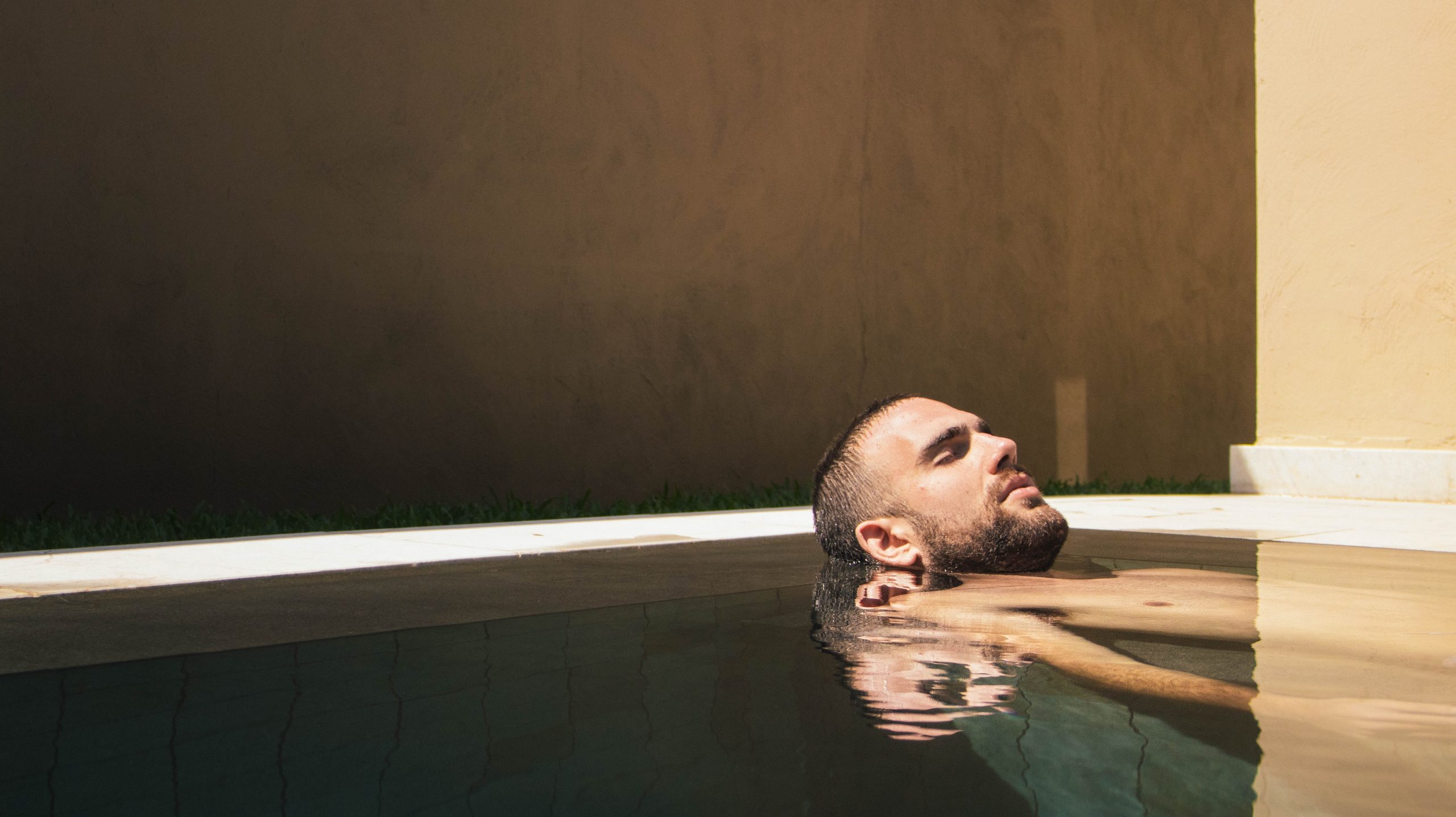 Un homme détendu dans un spa