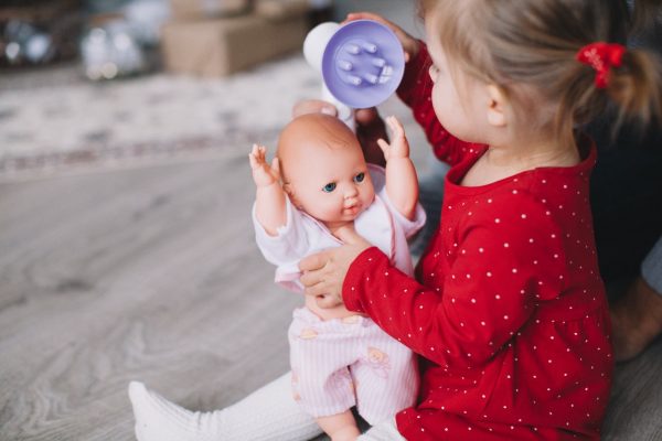 Pourquoi offrir une poupée à un bambin ?