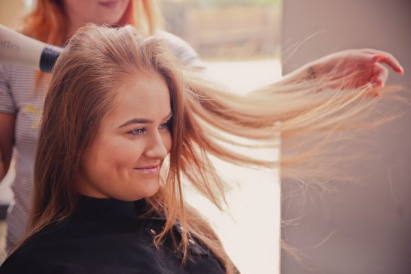 Comment se lancer dans la coiffure à domicile ?