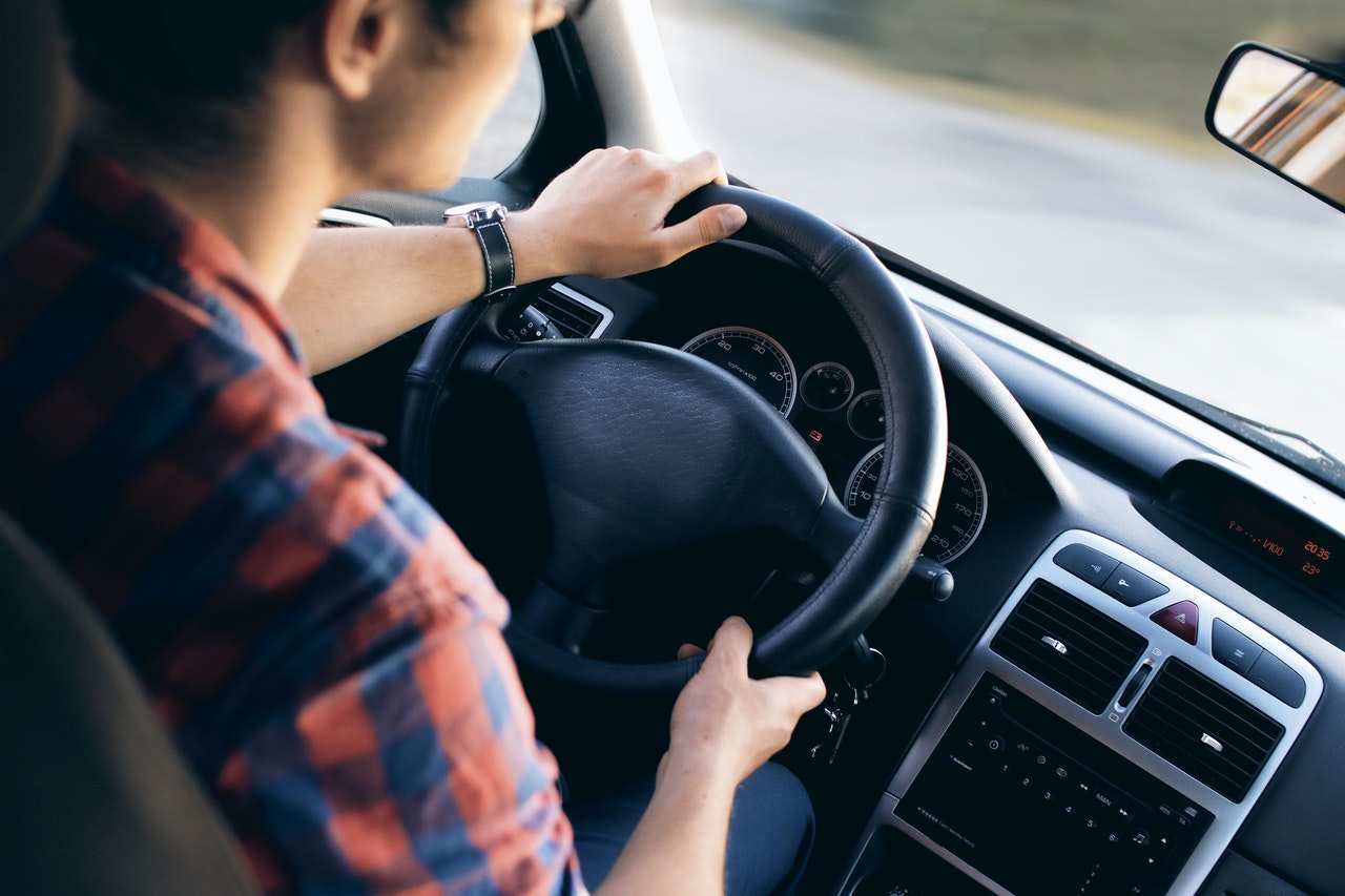 conducteur au volant de sa voiture