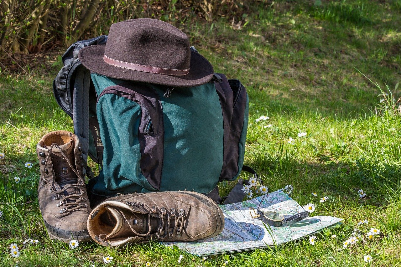 chapeau posé sur un sac de randonnée