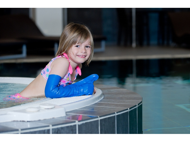 piscine et plâtre enfant