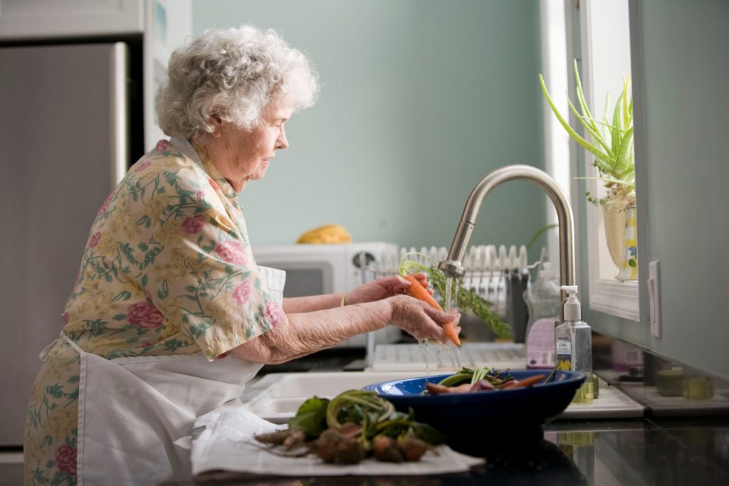 femme qui lave les légumes