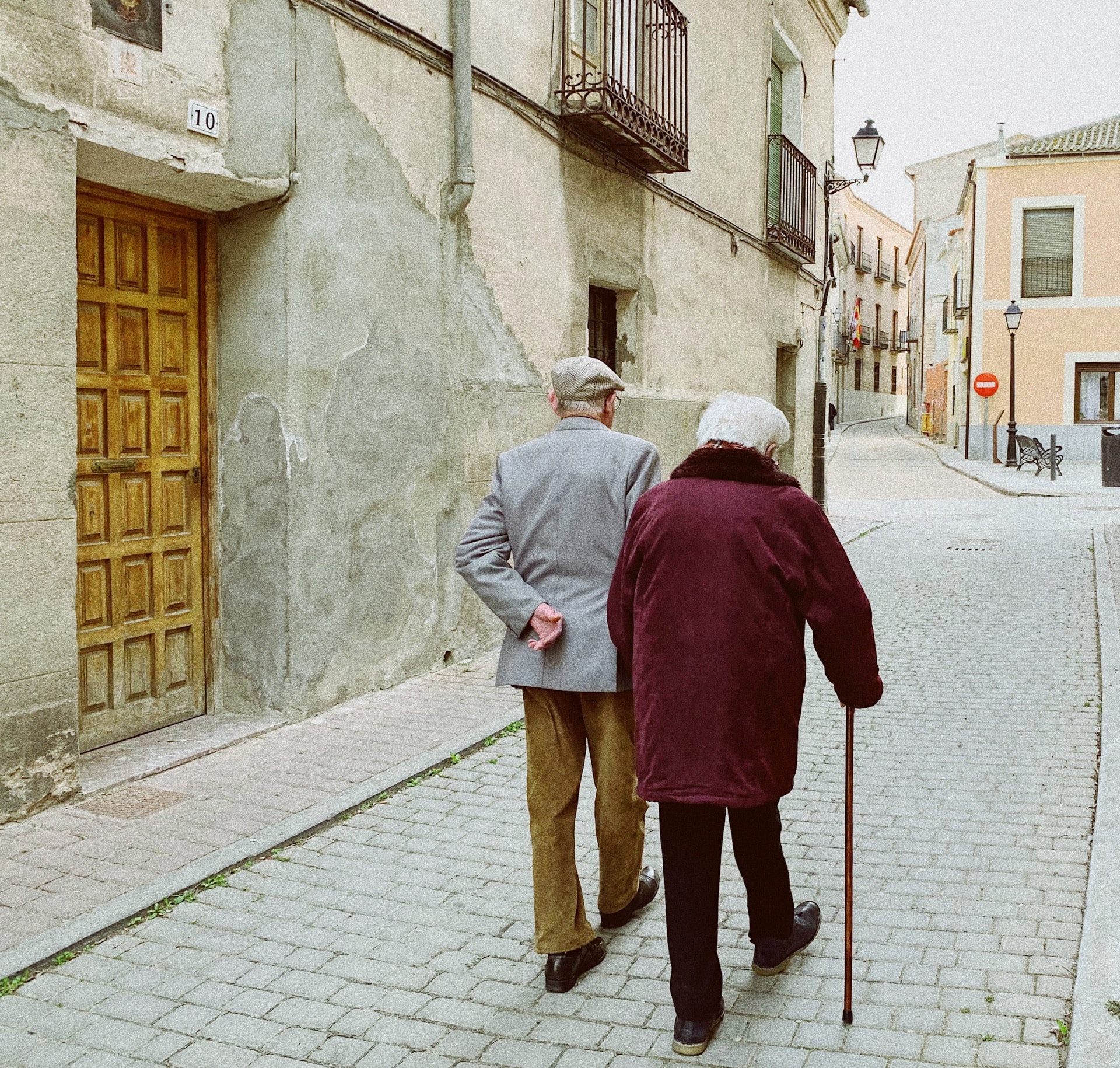 résidence senior nantes avec deux personnes âgées marchant dans la rue