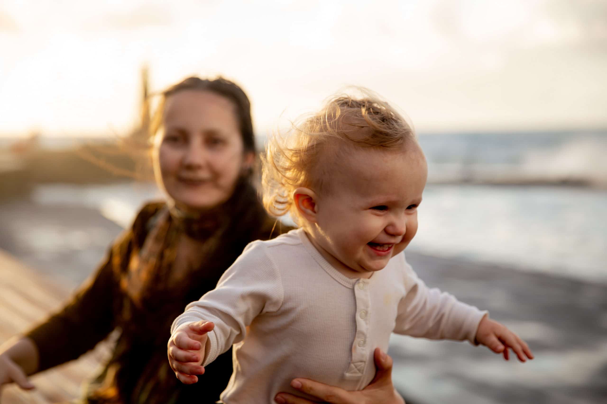 Bébé qui apprend à marcher grâce à un porteur